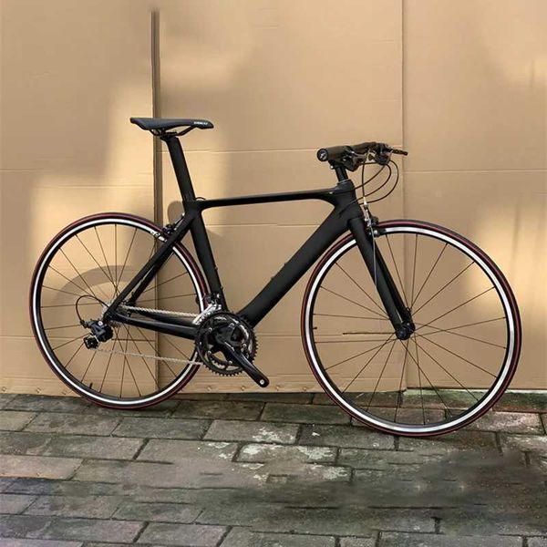 Bikes 700c vélo de route 18 vitesses Cadre en fibre de carbone Câblage interne Conception de course adulte Bicycle en aluminium Wheel Flat Grochebar Y240423