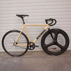 Bikes Springer Fixed Gear Bicycle Track Bike simple Spee Spee Whole Bike Pantone Series Nouveau cadre en alliage Fixie Bicycle Y240423