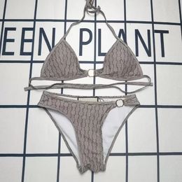 Conjunto de bikinis Trajes de baño con estampado de letras dobles Diseñadores de cadenas de metal textil Conjunto de bikini para mujer Traje de baño sin espalda para mujer con almohadilla