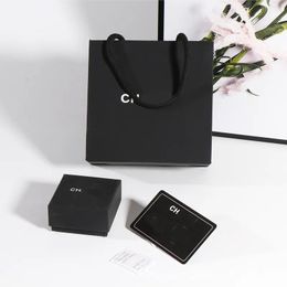 Bins Exquisite Designer Sieraden Verpakking Geschenkdoos: Velvettouch Necklace Box, Elegant Black Earring Box en White Custom Printing