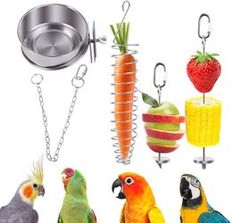 Porte-nourriture pour oiseaux en acier inoxydable pour perroquet à suspendre Mangeoire à légumes et fruits Perroquet Traiter le jouet de brochette de recherche de nourriture Comprend un bâton de fourchette à fruits, un panier de nourriture et une tasse de plat d'alimentation