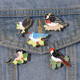 Vogels en bloemen Email Pins Custom Hummingbird Woodpecker broches Rapel Badges Animal Sieraden Gift voor kinderen Vrienden