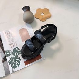 Sandalias planas de cuero para mujer, zapatos de moda para verano, playa, zapatillas para niñas