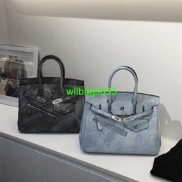 Bk Totes Tuste de luxe de luxe sac à main sac à main féminin 2024 Nouvelle mode polyvalente grande capacité Lock de jean Straddle ha a le logo hbnh9t