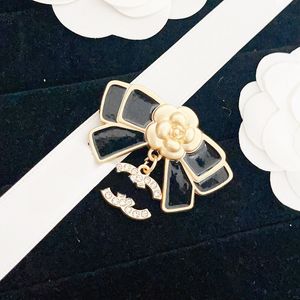 Zwart 18k Gouden Broche Ontwerper Dames Liefde Logo Broche Lente Nieuw Merk Bloem Pinnen Broche Mode Veelzijdige Sieraden Accessoires Bruiloft Feestcadeau Met Doos