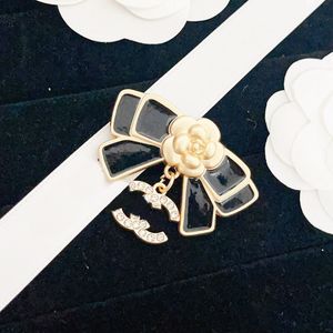 Zwart 18k gouden broche designer dames liefdeslogo -broches lente nieuw merk bloemenspelden broche mode veelzijdige sieraden accessoires trouwfeestje geschenk met doos