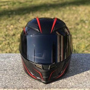 Casques de moto noirs et rouges pour hommes femmes Motocycles voitures de course Sports All Season Electric Vehicles Safety with Big Tail Wings