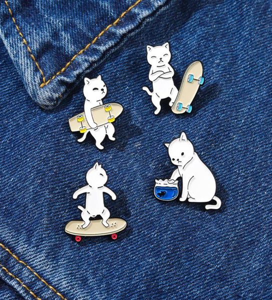 Chat noir et blanc avec broches de modèle de skateboard unisexe dessin animé en alliage émail animaux épinglettes sacs de pull pour enfants européens5154197