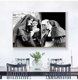 Póster de cigarrillos en blanco y negro CONTINADO DE ARTE DE LA MUALLA DIBUNDA Pintura de la habitación extraña Decoración del hogar Montas de las monjas de fumar Foto vintage sin marco