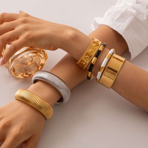 Zwart -witte manchetbessen PVD Gold vergulde roestvrijstalen gladde druppelolie Klassieke armband voor vrouwen