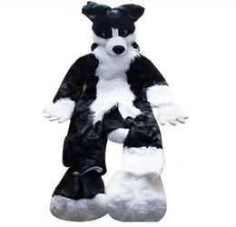 Costume de mascotte de fourrure moyenne et longue de renard Husky noir et blanc marchant Costume d'halloween fêteCostumescarnaval taille adulte