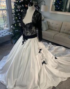 Robes de mariée a-ligne gothiques ivoire noir et blanc avec veste chérie à lacets Corset Retour Vintage Robes de mariée Cusotm Made Color