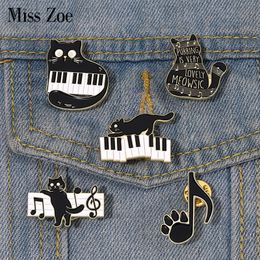 Zwart-wit Toetsen Emaille Pins Op De Piano Kat En Muzieknoot Broches Revers Badges Concert Sieraden Cadeau Voor kunst Vrienden