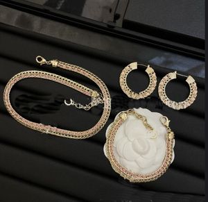 Zwart-wit lederen touw geweven slangenbot ketting armband kleurrijke diamanten oorbellen broche ring verloving bruiloft verjaardagsfeestje prachtige sieradenset