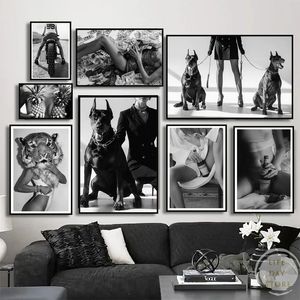 Zwart -wit sexy vrouwen Doberman Poster motorfiets skateboard foto print canvas schilderij muur kunst moderne kamer decoratie