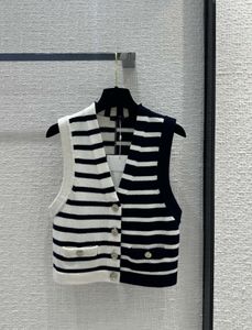 Sweater sans manches à rayures en noir et blanc 2024 Nouveau pull supérieur / été en V V-collier haut de gamme Jacquard Women's Designer T-shirt 0429-1