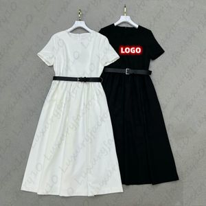 Robes femmes noires et blanches robe moulante couleur unie avec lettres Triangle inversé avec ceinture