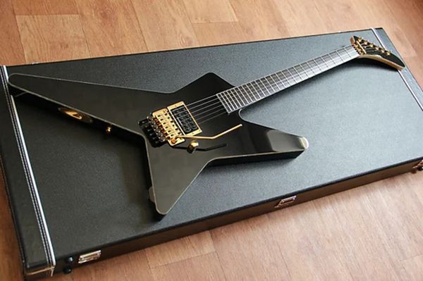 Guitarra eléctrica de cuerpo negro con diapasón de ébano, herrajes dorados, que ofrece servicios personalizados