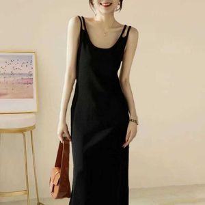Robe de camisole noire 2024 printemps / été femme Haute couture petite jupe sexy de la jupe de longueur