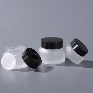 L'espace libre noir de chapeau et la lotion crème en verre givrée de 15g 30g 50g mettent en bouteille des pots pour des cosmétiques