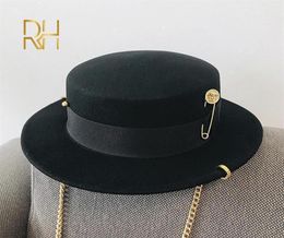 Black Cap vrouwelijke Britse wollen hoed Fashion Party Flat Hat Chain Riem en Pin Fedoras voor vrouw voor Punk Streetstyle RH19195933