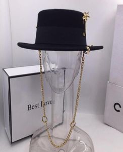 Black Cap Femme British Wool Hat Fashion Fashion Party Flat Top Hat Chain STRAP et Pin Fedoras pour femme pour un tir de streetstyle5734239