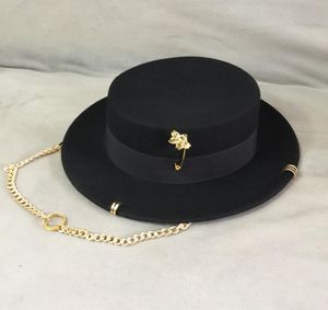 Black Cap Femme British Wool Hat Fashion Fashion Party Flat Top Hat Chain STRAP et Pin Fedoras pour femme pour un tir de StreetStyle3588149