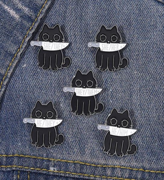 Black Cat Pronouns Émail Émail Brooch Punk Quathe Shequot Knife Animals Badge Witch Pin chaton Goth Bijoux Gift Fri7337151