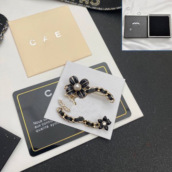 Brooches de boutique de luxe Black Channel conçues pour les femmes charmez les broches de style bijoux de haute qualité classiques