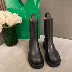 Botas de media pantorrilla con plataforma gruesa negra, zapatos de cuero, botas cortas para neumáticos, botines Martin de tacón bajo, marcas de diseñador de lujo para trabajo pesado para mujeres, calzado de fábrica