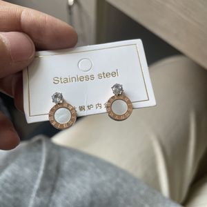 Zwarte ronde diamanten oorbellen met studs, titanium staal vergulde roségouden oorbellen, eenvoudige en elegante Koreaanse gepersonaliseerde damesoorbellen