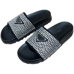 Black Color Rhingestone Designer Slippers pour les dames Fashion Triangle Design épais semelles sandales féminines Femme Loisure Taux d'extérieur Chaussures de plage décontractées