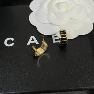 Pendientes boutique de diseñadores negros con la moda de la moda Elegantes Pendientes de mujer de lujo Spring New Vintage Gold Charlet Fiel de cumpleaños de la fiestas de cumpleaños de orejas