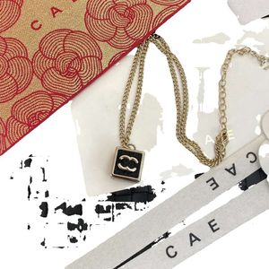 Pendentif en cuivre noir de styliste pour femmes, collier cadeau Boutique T, conçu pour les femmes, charmante longue chaîne avec boîte à bijoux GG