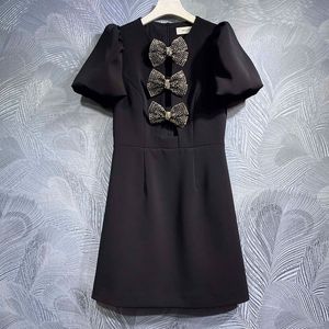 Vestido de diseñador negro con mangas de burbuja, vestido con lazo hueco, estilo Hepburn, cintura reductora de edad, falda corta de corte A adelgazante