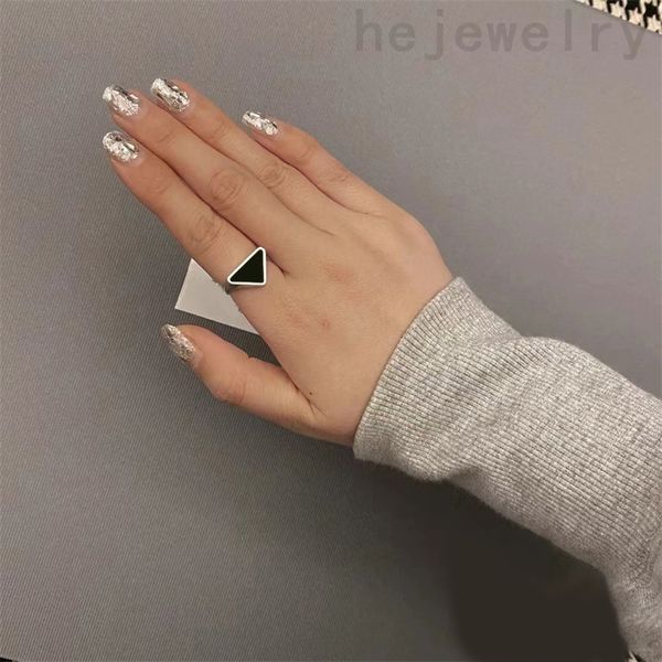 Black Designer Anneaux pour les femmes triangle ont des hommes anneau 925 en acier inoxydable plaqué en argent, lettres émaillées anneau de fiançailles Punk réglable ZB040 B4