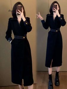 Robe noire avec une taille fine haut de gamme, dotée d'un design de niche luxueux.Robe en jean de couleur contrastée, nouveauté printemps et automne 2024