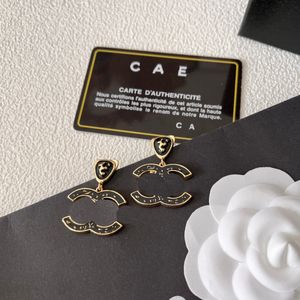 Zwart oorstud Nieuw retro ontwerp modestijl hoogwaardige damesjuwelen accessoires merkontwerper goud vergulde metalen oorbellen