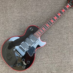 Guitare électrique noire, touche palissandre, filet rouge, 3 micros, corps en acajou massif