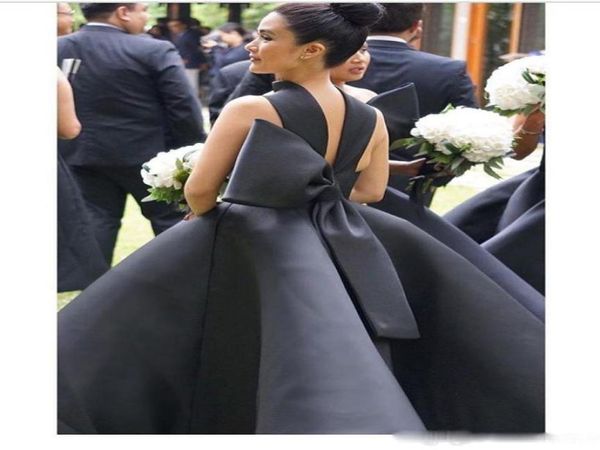 Vestido de dama de honor árabe negra elegante 2017 Vestidos de satén de satén de satén de satén