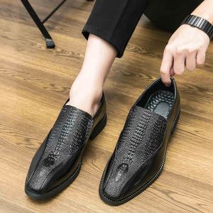 Business de mode noire Slip on Robe Making Modafers pour marque Crocodile Modèle en cuir pointu mince Slim Casual Men Chaussures B