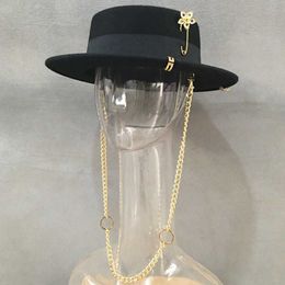 Zwarte Fedora voor dames Vilt goud Chian bloem broche schipper hoed platte Pork Pie stijl brede rand hoed verstelbare klassieke feesthoed 210202e