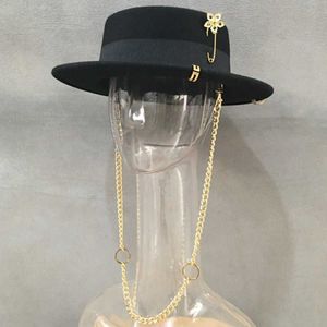 Zwarte Fedora voor dames Vilt goud Chian bloem broche schipperhoed Platte Pork Pie-stijl Brede rand Hoed Verstelbare klassieke feesthoed 210274U