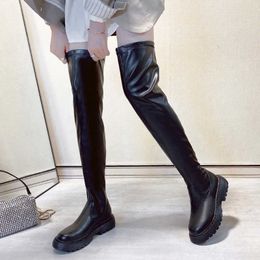 Botas planas negras sobre la rodilla Zapatos de mujer Plataforma Muslo Alto Zapatos de invierno Largo 2020 Suela gruesa Botas Mujer Y0910
