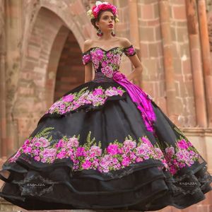 Robes de Quinceanera robe de bal noire à fleurs appliques perlées sur l'épaule cou robes de bal balayage train organza à plusieurs niveaux robe douce 15