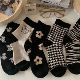 Calcetines de tubo medio de otoño e invierno con flores negras, calcetines largos con aislamiento de tubo largo con bonito osito de peluche japonés, calcetines versátiles