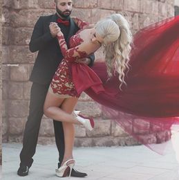 Black Girl Short Prom -jurken 2016 Wine Red Crew -halslijn met illusie lange mouwen en vliegende tule rok koppels mode8299403