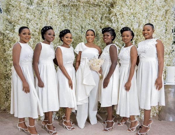 Black Girls African Cheap Short Vestidos de dama de honor Joya Cuello plisado Té de longitud Apliques de encaje Banquete de boda Vestido de invitado Vestido de dama de honor