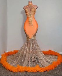 Chicas negras Vestidos de fiesta de sirena naranja 2023 Satén Rebordear Lentejuelas Cuello alto Falda de plumas Fiesta de noche Vestidos formales para mujeres