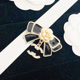 Designer d'or noir femmes amour printemps nouvelle marque fleur broches broche mode polyvalent bijoux accessoires cadeau de fête de mariage avec boîte